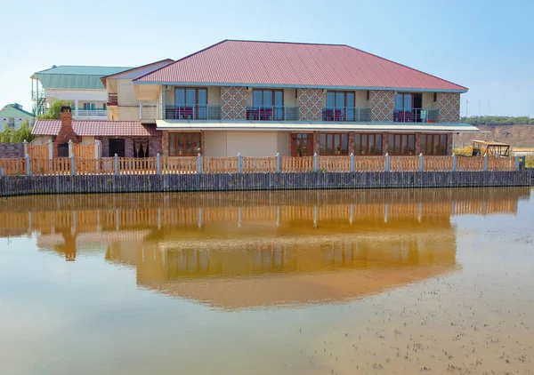 Gölde Yansıması Olan Kırsal Tatil Köyü Manzarası — Stok fotoğraf