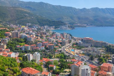 Budva Riviera yerleşimi, sahil kenti hava manzarası 