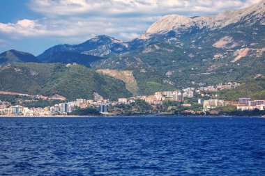 Budva şehri denizden panoramik manzara