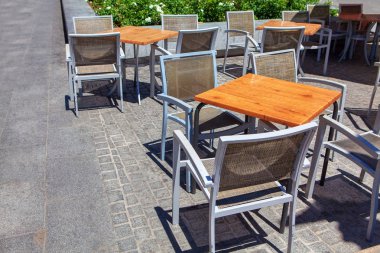 Yayaların üzerinde rahat bir teras var. 