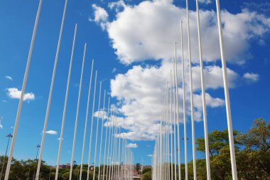 Lizbon 'da beyaz sütunlu Terreiro das Missas Meydanı 