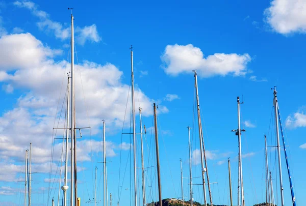 青い空に対する港のマスト — ストック写真