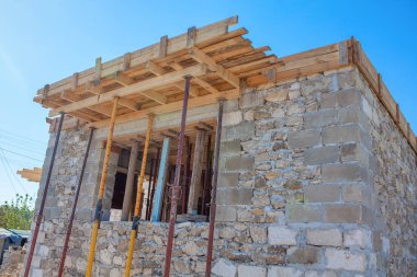Yeni bir köy evi inşaatı