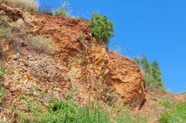  Dağdan kayan kil kayalardan 