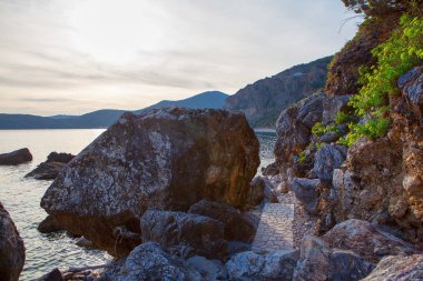 Büyük sahil kayalıkları ve deniz kenarındaki turistik patika