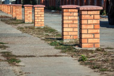 Dekoratif sokak sütunları tuğlalardan yapılmış.