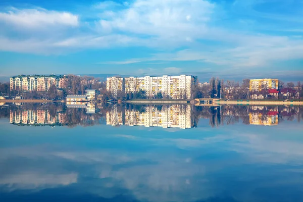 Spegling Staden Sjön Vatten — Stockfoto