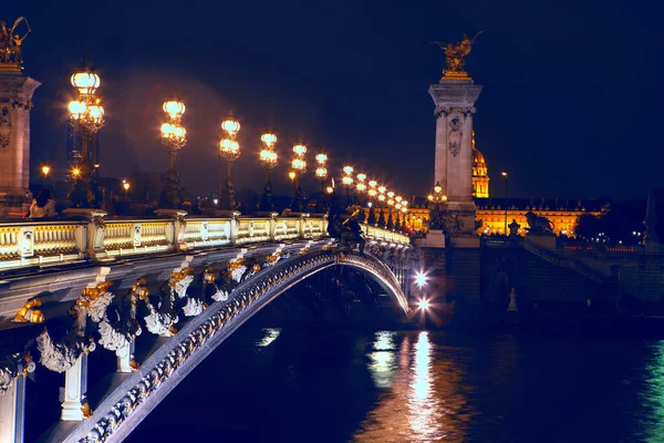 巴黎亚力山大拱桥在夜间照明 — 图库照片