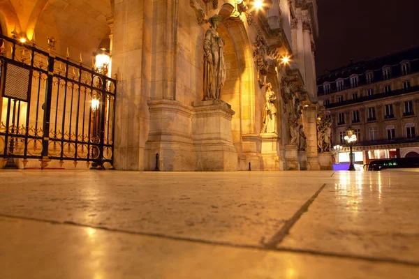 Entrada Iluminada Columnas Con Estatuas Opera Garnier París —  Fotos de Stock