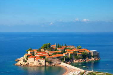 Karadağ 'daki Majestic Sveti Stefan adası ve Adriyatik Denizi 