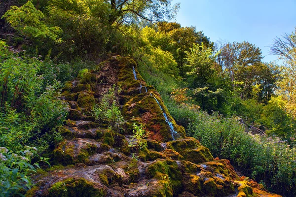 带山泉的天然瀑布 — 图库照片