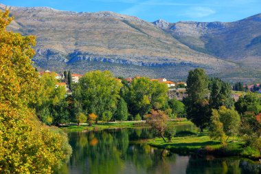 Bosna-Hersek 'te yer alan Trebinje kenti, dağlarla çevrili muhteşem bir göl ve Balkanlar' da Goricko Jezero manzarası 