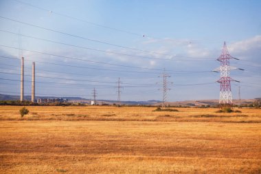 Ziraat alanında yüksek voltajlı elektrik hatları 