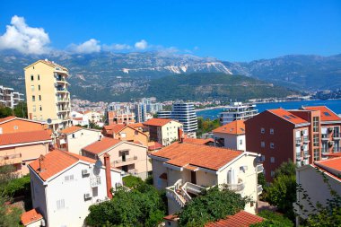 Karadağ 'ın kıyı kenti altyapısı ve Budva kentinin Panoramik manzarası 