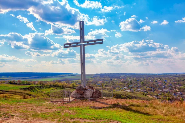 Большой Православный Крест Расположенный Вершине Холма — стоковое фото