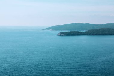 Mavi deniz ve adalı manzara