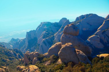 Montserrat dağı kaya oluşumlu, kayalık tepeler manzaralı. 