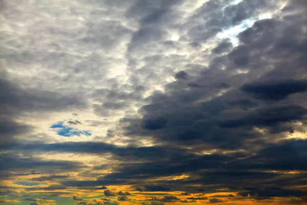 夕暮れ時の壮大な暗い雲 — ストック写真