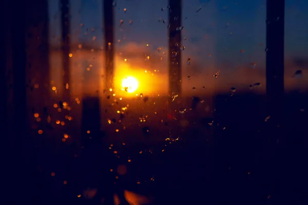 Krople Deszczu Szybę Widok Zachodu Słońca Przez Okno — Zdjęcie stockowe