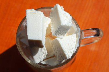 Bardaktan soğuk dondurma, soğuk ve tatlı süt tatlısı.