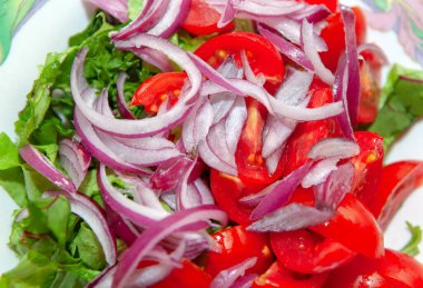 Soğan ve domates salatası, sağlıklı beslenme.