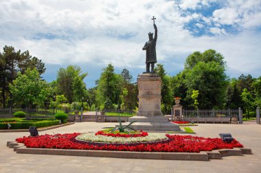 Moldavyalı Stephen 'ın bronz heykeli Chisinau' daki Büyük Stephen Anıtı..