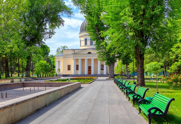 Parque Central Catedral Chisinau Pavimento Peatonal Bancos Parque Ciudad — Foto de Stock