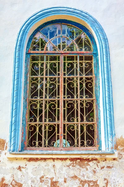 Fenêtre Stuc Avec Arche Grille — Photo