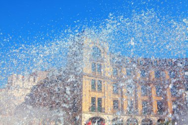Sokak Çeşmesi Önünde Su Damlalarıyla Sıçrıyor 