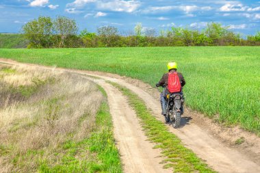 Kırsal bir yolda motosikletli. Kırsal yolda motosiklet gezisi