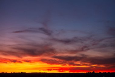 Günün güzel sonu, alacakaranlık manzarası şehir silüeti