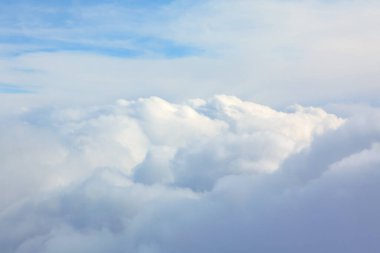 Kabarık bulutlar gökyüzünde 