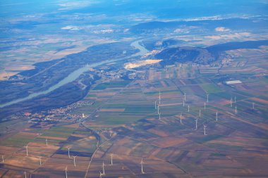 Yel değirmenleriyle Tuna Vadisi 'nin havadan görünüşü