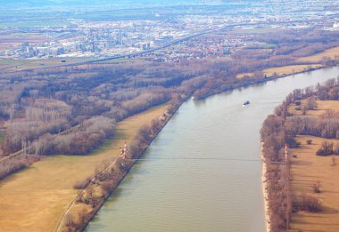 Viyana banliyösü ve İHA 'dan Tuna manzarası