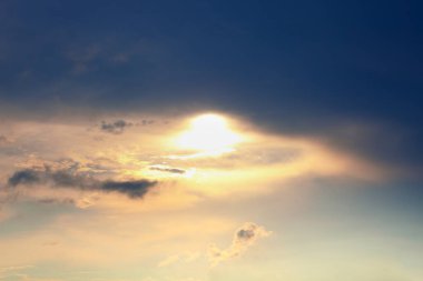 Gökyüzüne parlayan güneş ışığı. Sisli akşam cenneti 