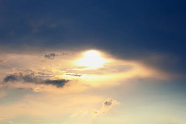 Gökyüzüne Parlayan Güneş Işığı Sisli Akşam Cenneti — Stok fotoğraf