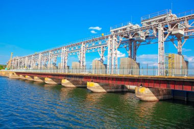 Dönen türbinleri olan hidroelektrik santrali