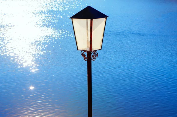 青い水の中の街灯と日光は — ストック写真