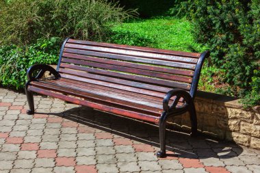 Parktaki Ahşap Benç ve Pavement. Parktaki Romantik Yer