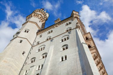 Fussen Bavyera 'daki Neuschwanstein Şatosu. Ortaçağ Alman Kalesi' nin yakın görüntüsü.