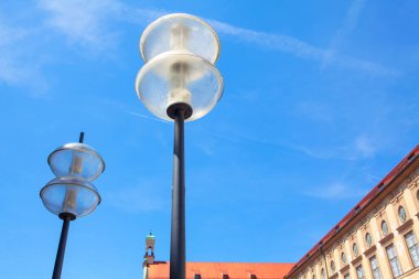 Şehrin merkezindeki sokak lambaları. Gündüzleri sokak lambaları.