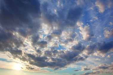 Bulutlardaki ilahi ışık. Alacakaranlıktaki Mükemmel Bulut 
