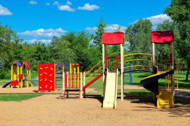 Parktaki Modern Renkli Oyun Bahçesi