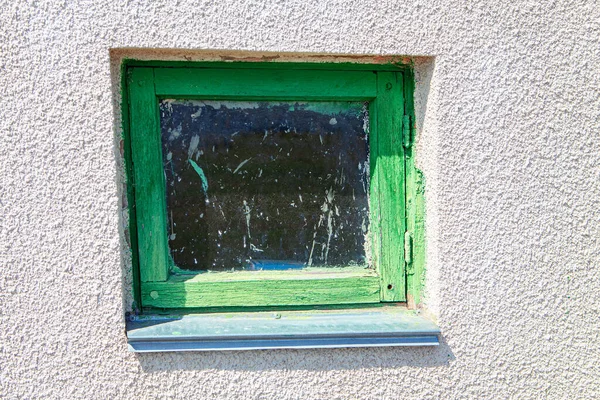 Finestra Con Cornice Verde Finestra Sporca Foglia Vecchio Fienile — Foto Stock