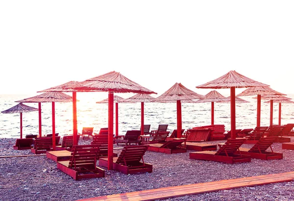 Sombrillas Sol Playa Guijarros Chaise Longues Tropical Seaside Concepto Vacaciones — Foto de Stock