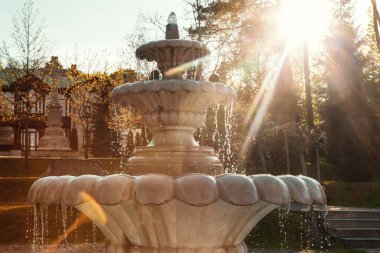 Güneş Işıklarındaki Mermer Çeşme