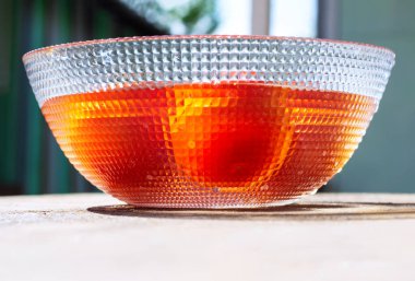 Salata Hazırlığı İçin Suda Domatesli Kase