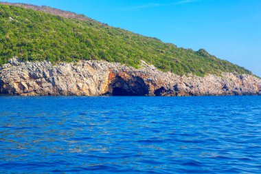 Deniz kıyısındaki mağara. Kıyı Rocky Sahnesi  
