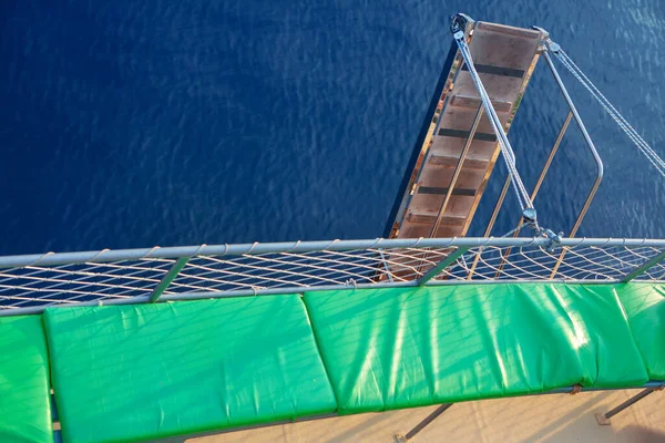 Holzleiter Blauer Meeresgrund Touristisches Schiff Mit Sonnenliegen — Stockfoto