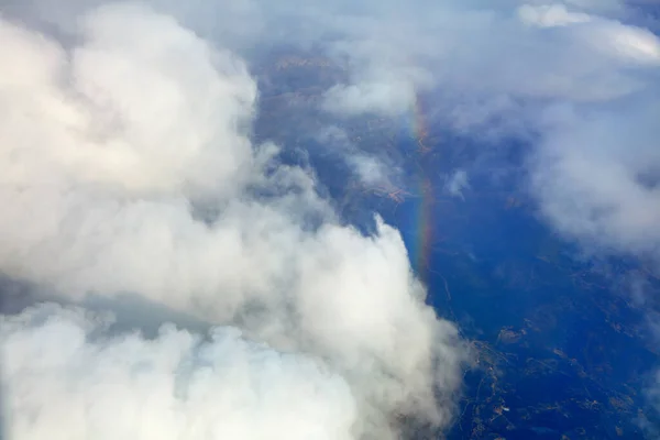 Repül Szivárvány Fehér Felhők Felett — Stock Fotó